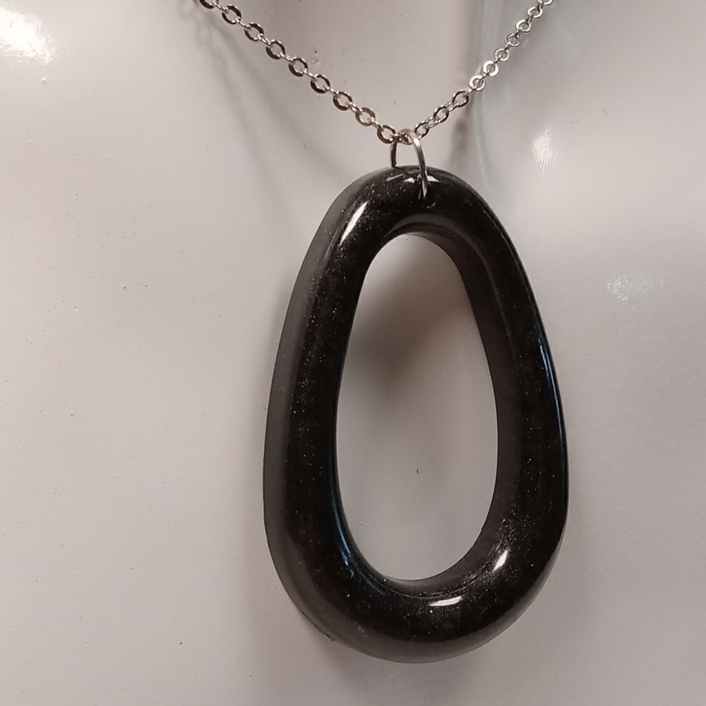 CLEARANCE Black oval resin pendant necklace - Picture 3 of 6